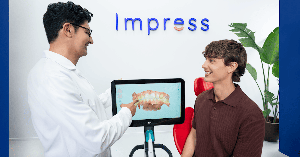orthodontis laat zijn patient zijn 3D scan zien