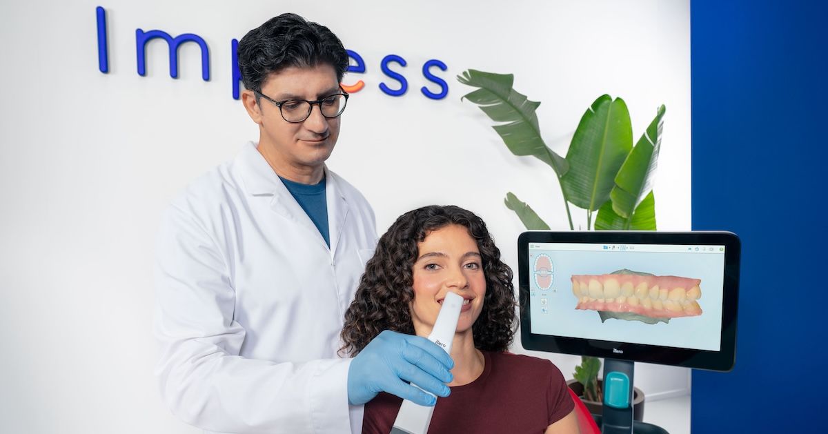 orthodontist maakt een 3D scan van de tanden van het patient