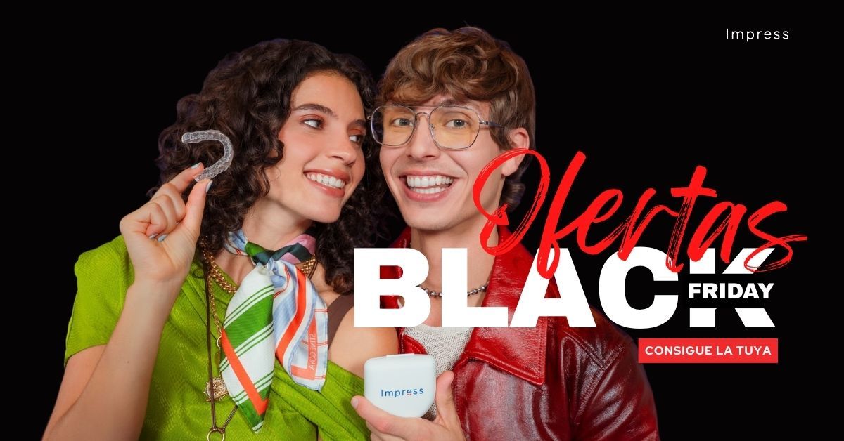 Un chico y una chica que sostienen alineadores invisibles Invisalign con las promociones de Black Friday de Impress de fondo. 