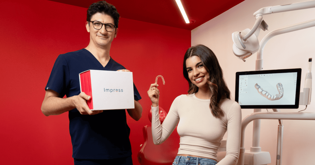 impress tandarts laat trots samen met client de impress aligners zien