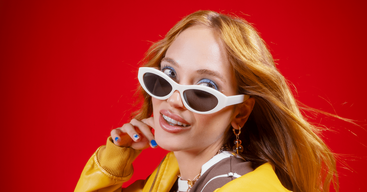 een jonge dame die trots haar lach laat zien na een behandeling bij Impress