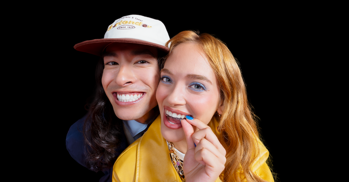 Chicos colocándose la ortodoncia para comer, una ventaja de los alineadores invisibles.