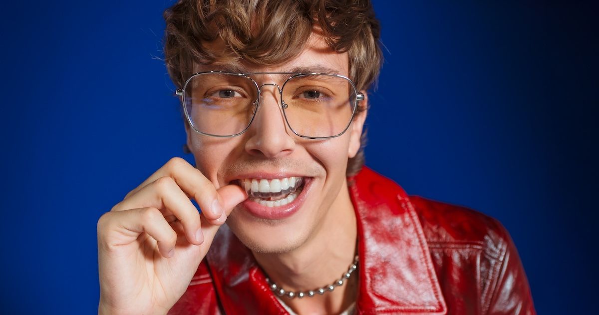 jongen die zijn aligners laat zien