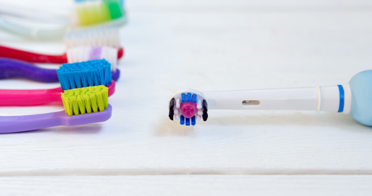 Elektrische tandenborstel en verschillende handtandenborstels