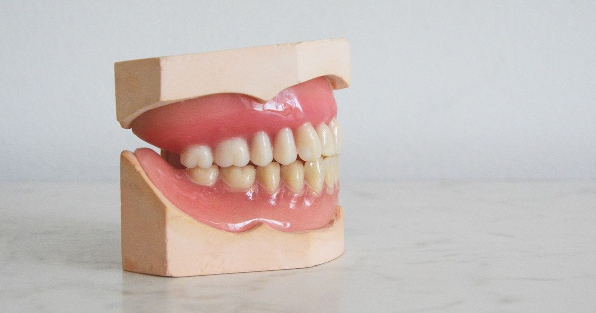 Zahnschmelz Modell mit weißem Hintergrund.