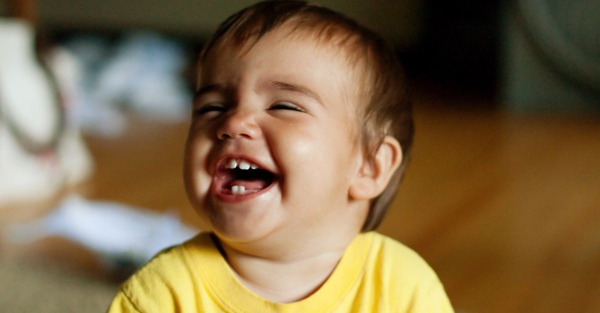 Das Zahnen beginnt bei Babys meist um den vierten Lebensmonat herum.