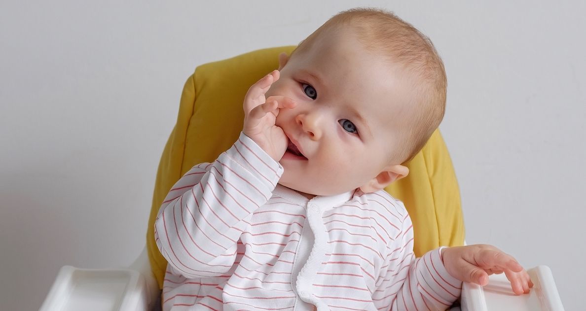 Baby lutscht am Daumen.