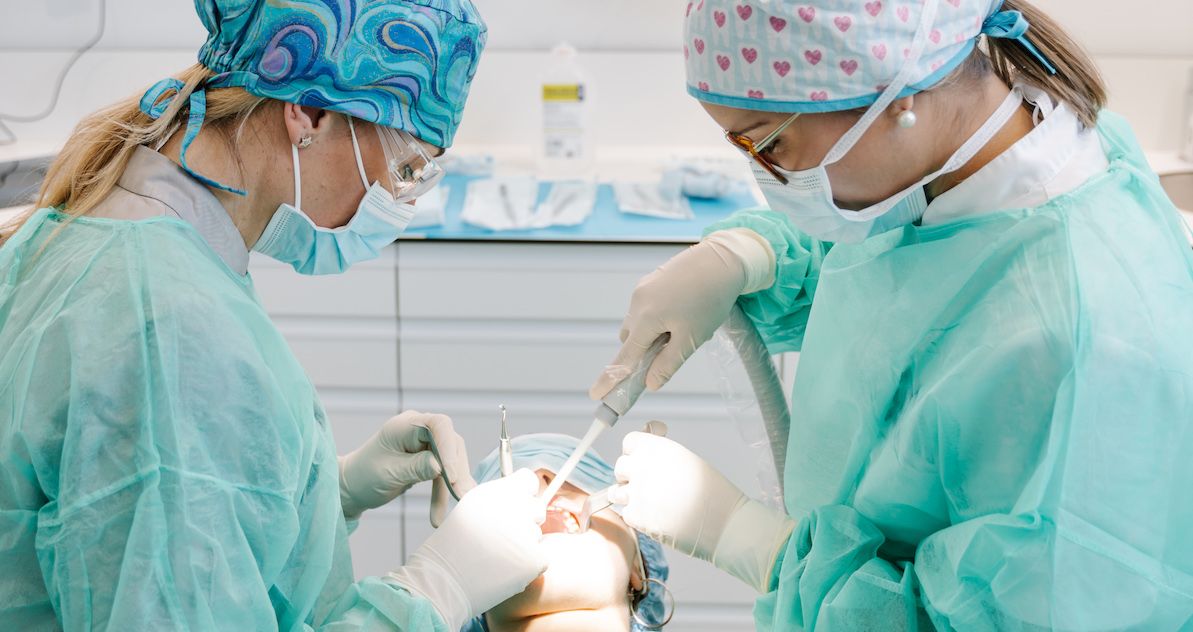Zwei Ärzte operieren einen Patienten.&nbsp;