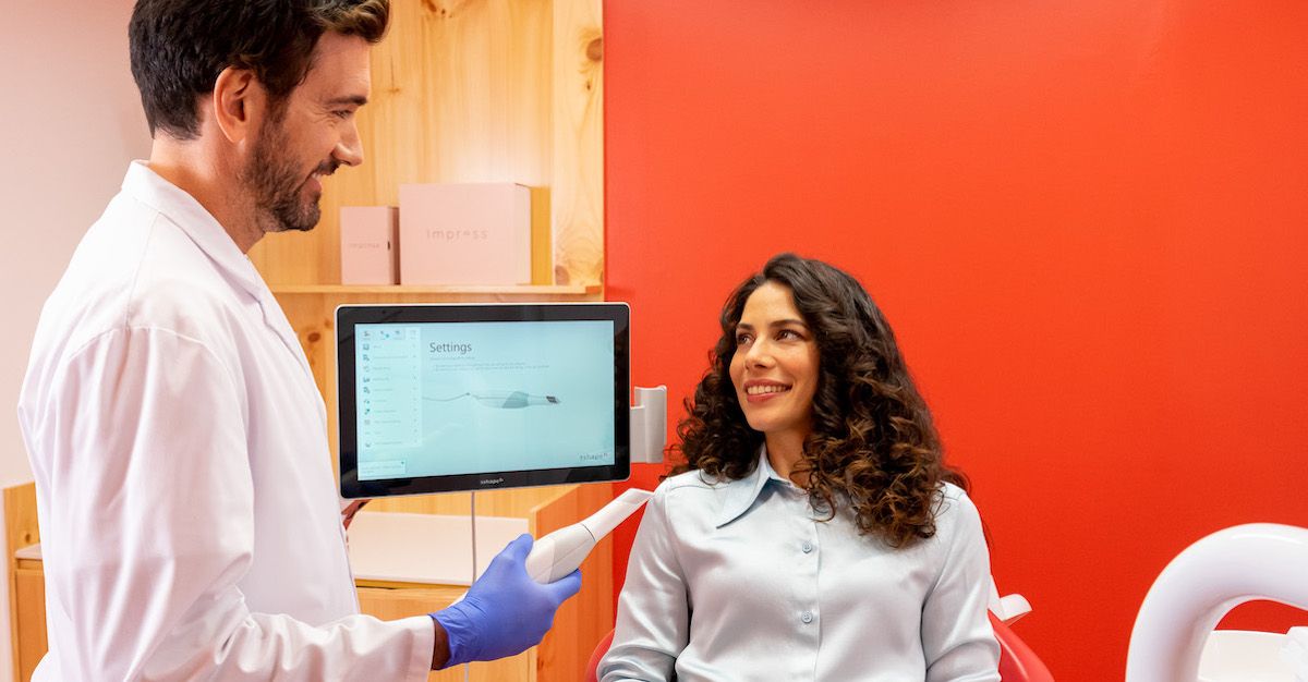 Patient in einer Impress-Praxis mit einem Arzt.