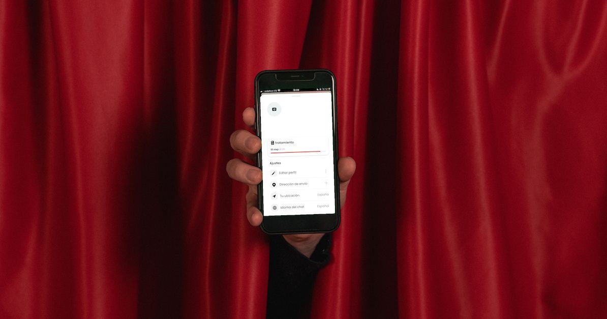 Hand met een telefoon waarop de Impress-app te zien is&nbsp;