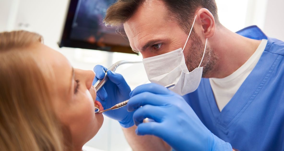 Een tandarts die een behandeling uitvoert