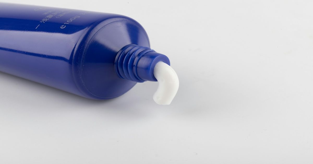 Een blauwe tube tandpasta