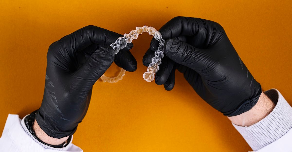 Een onzichtbare beugel wordt in de hand gehouden.