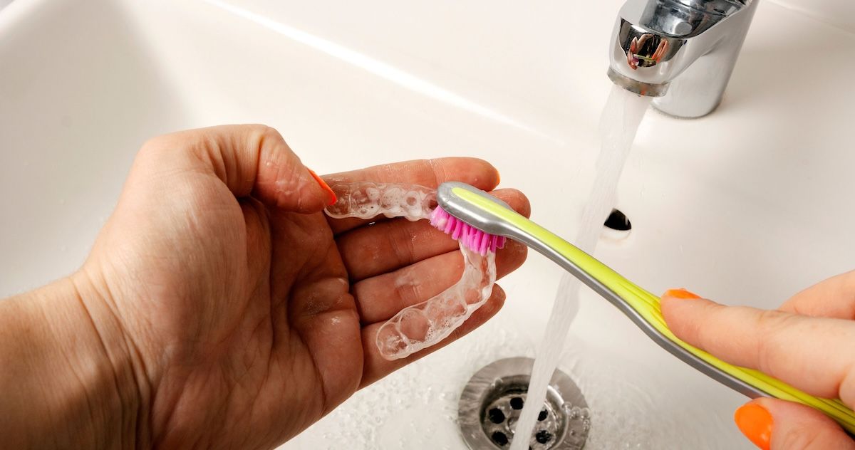 Reiniging van onzichtbare uitneembare beugels met water en zeep&nbsp;