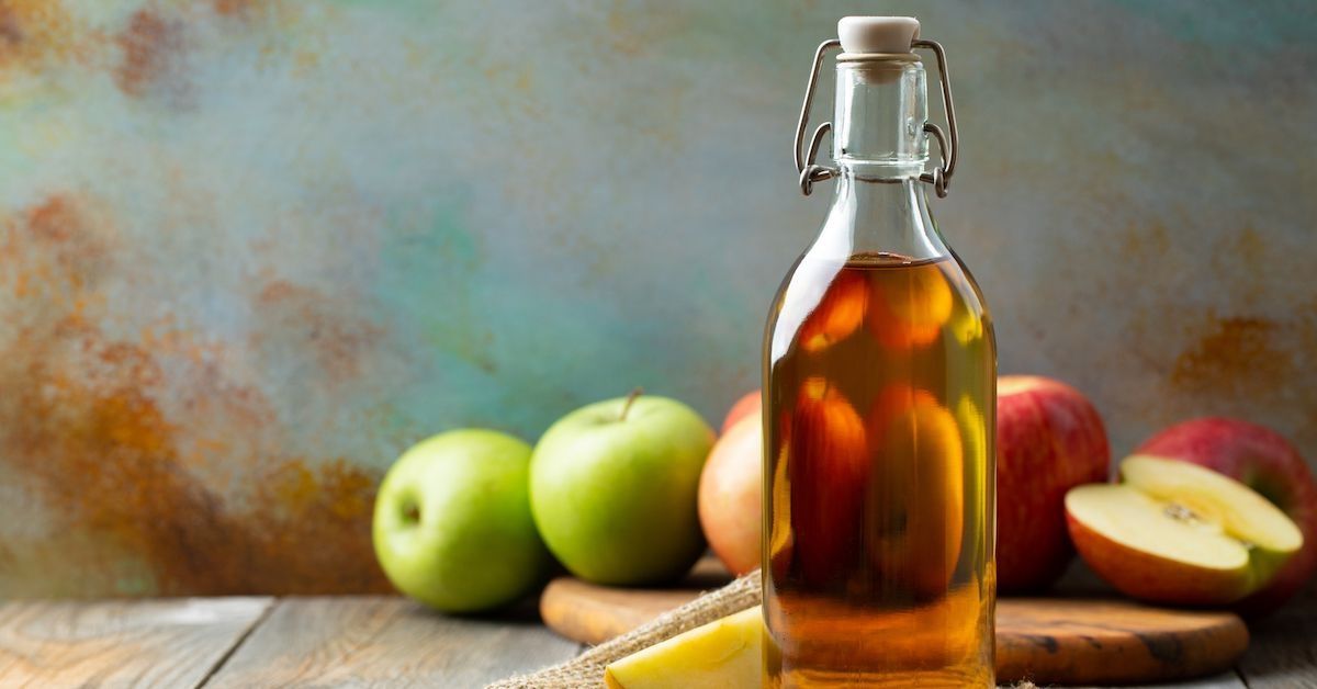 een fles met appel azijn erin