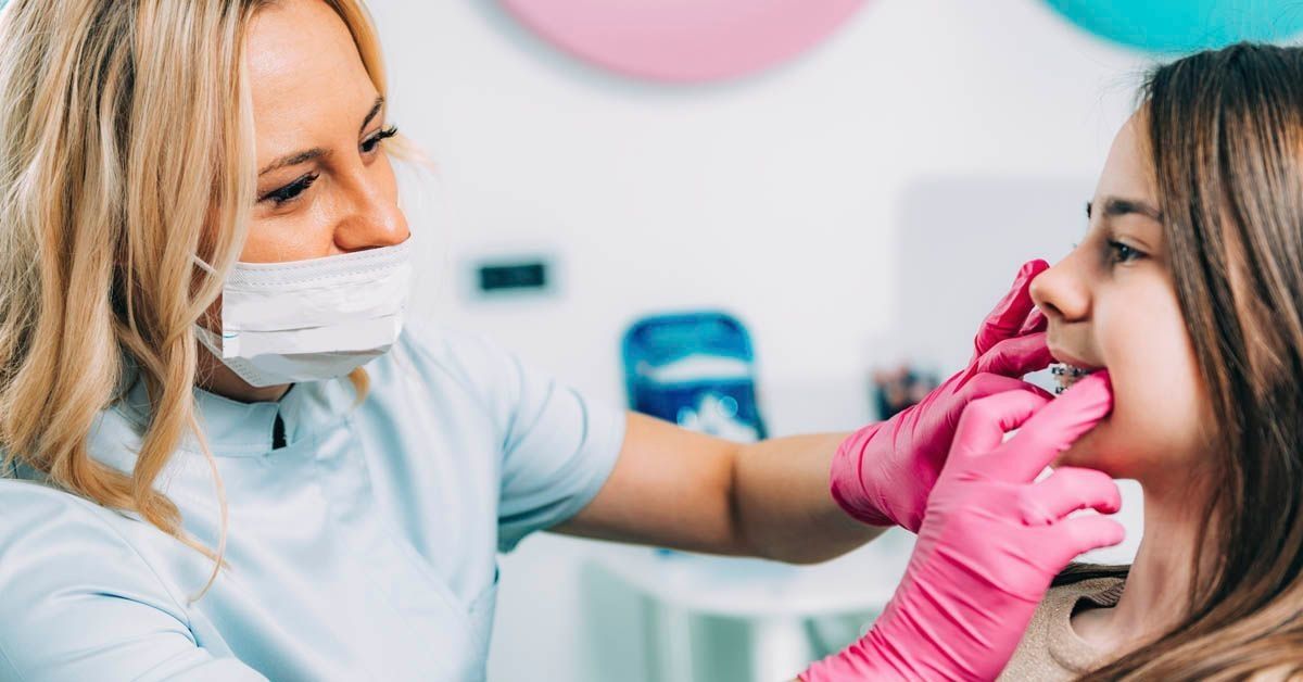 Orthodontist aan het werk bij een patiënt