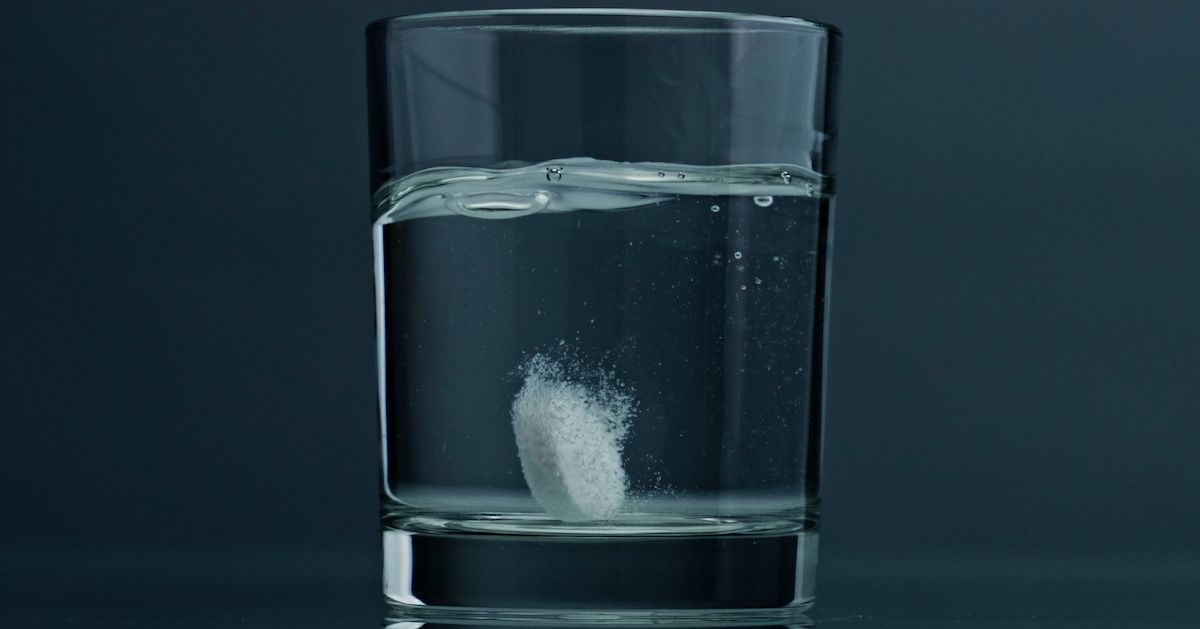 reinigings tablet die in het water valt en bruist