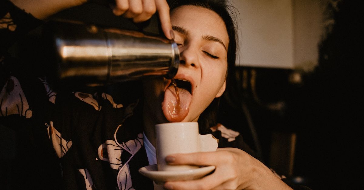 vrouw verslaafd aan koffie 