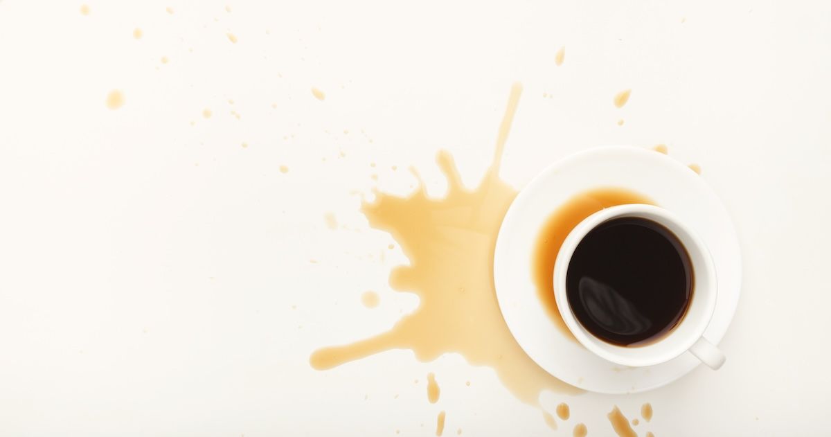 een koffie kopje met koffie vlekken