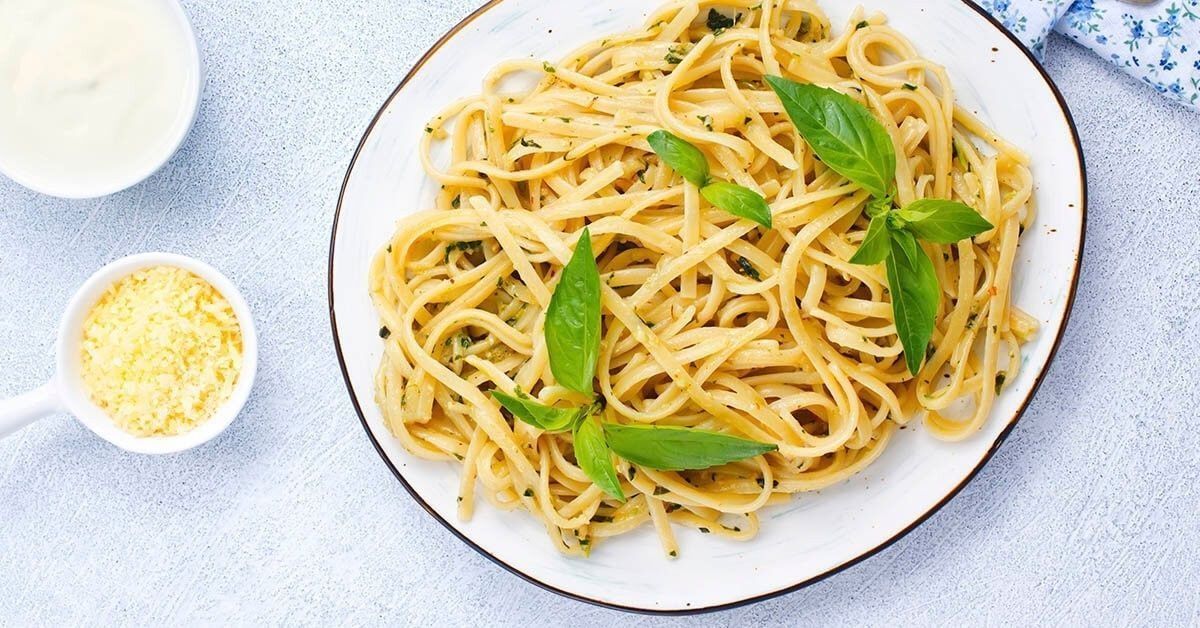 Een grote kom romige pasta, zacht voedsel voor beugels