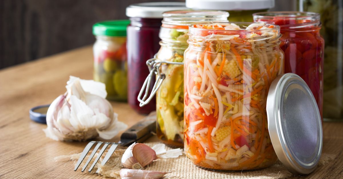eingelegtes und fermentiertes Essen in Gläsern zur Unterstützung für den Darm.