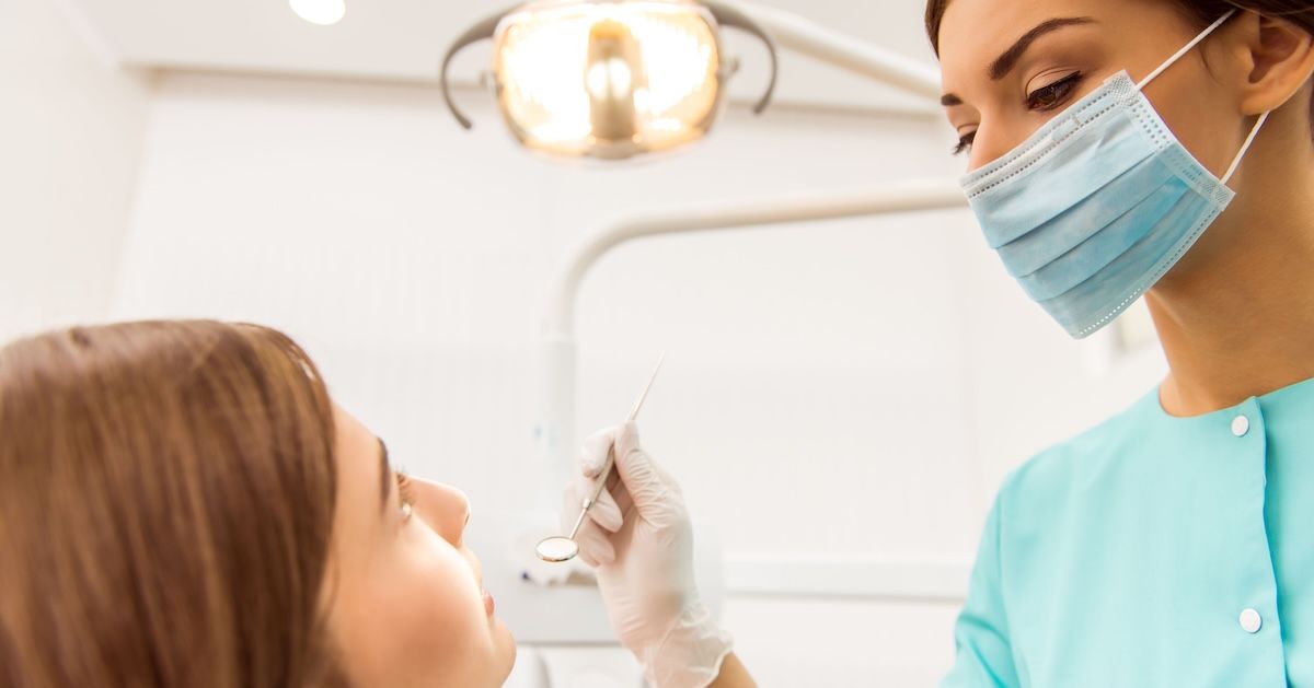 Een vrouw tijdens haar mondhygiëneafspraak.