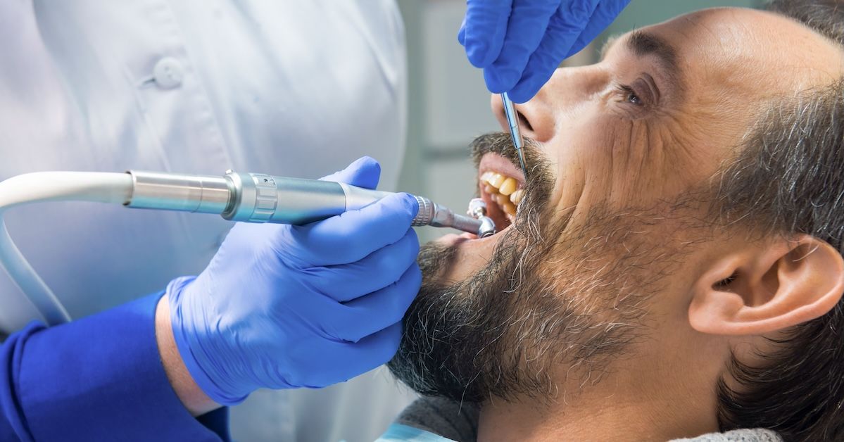 Een man tijdens haar mondhygiëneafspraak.