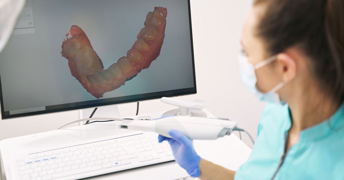 Una dentista haciendo un escáner 3D de la boca de un paciente.