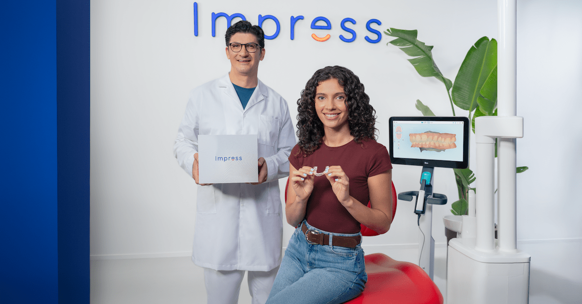 Tandarts Impress en patiënt die betaalbare doorzichtige aligners probeert&nbsp;