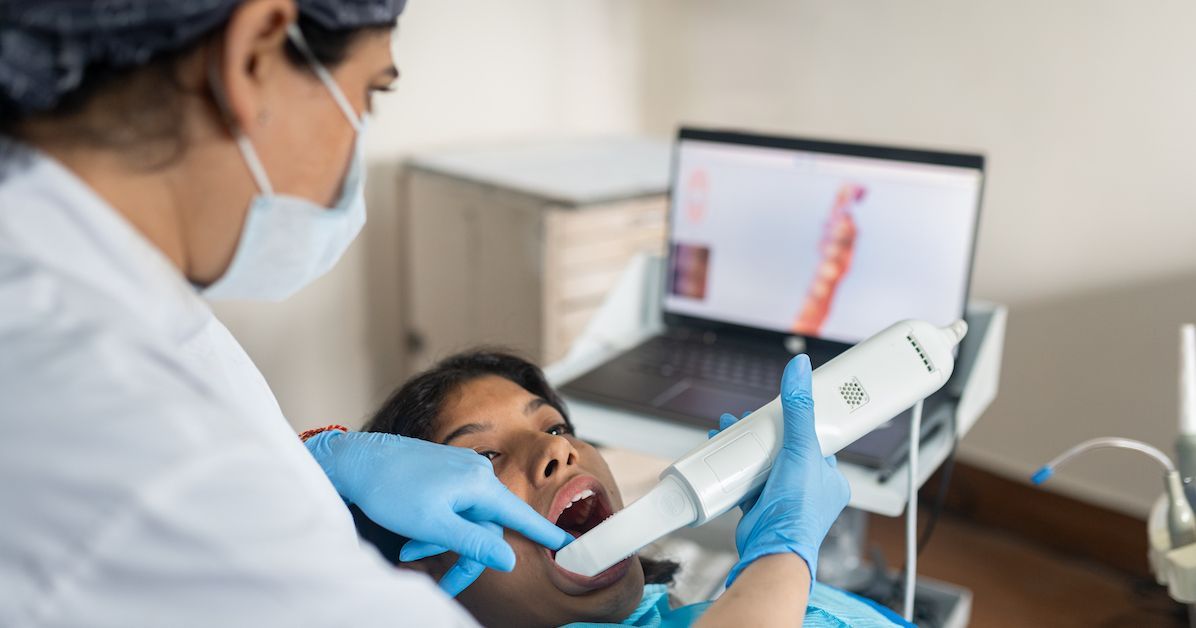Een tandarts die een 3D-scan maakt van een patient