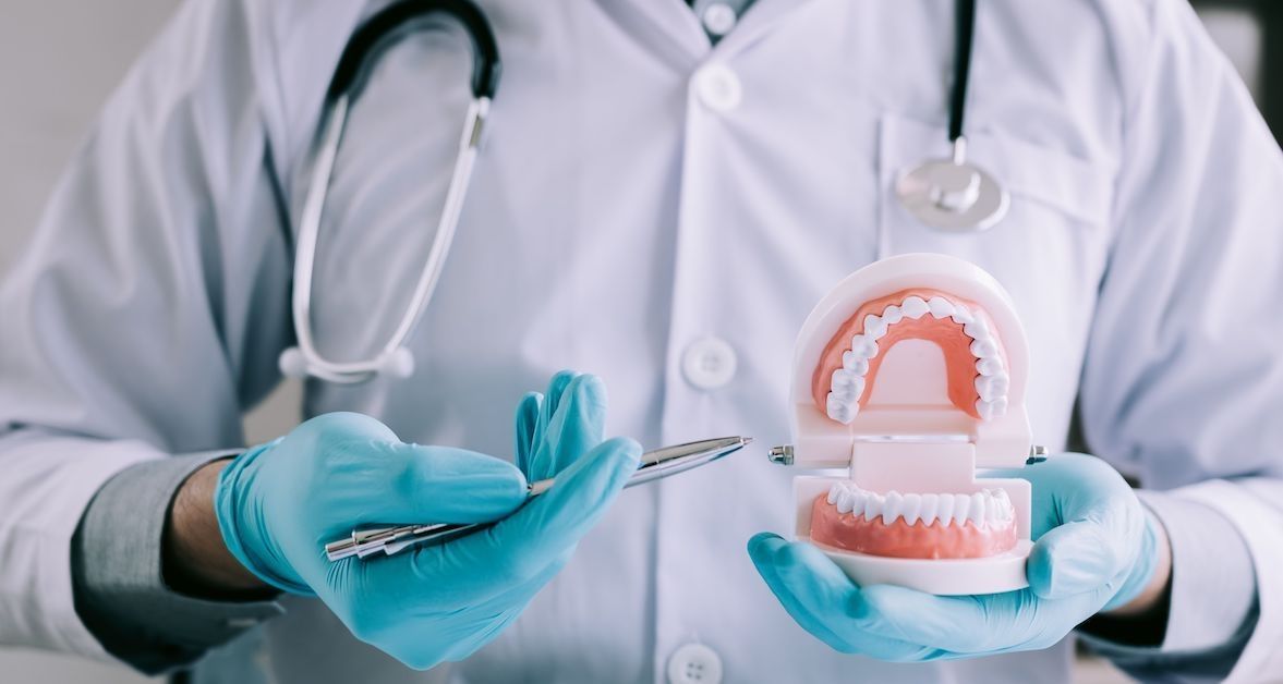 Close-up van specialist die endodontische behandeling op een tandafdruk laat zien