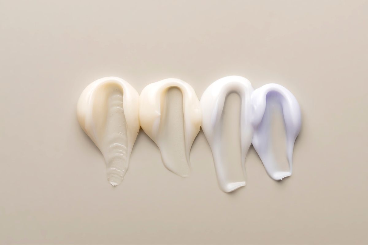 Verschillende pasta's die variëren van geelachtig tot wit, waardoor de kleur van verkleurde tanden wordt nagebootst.