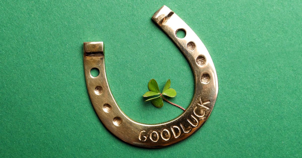 Símbolos de buena suerte sobre fondo verde como una herradura y un trébol como lo es el diastema en África.