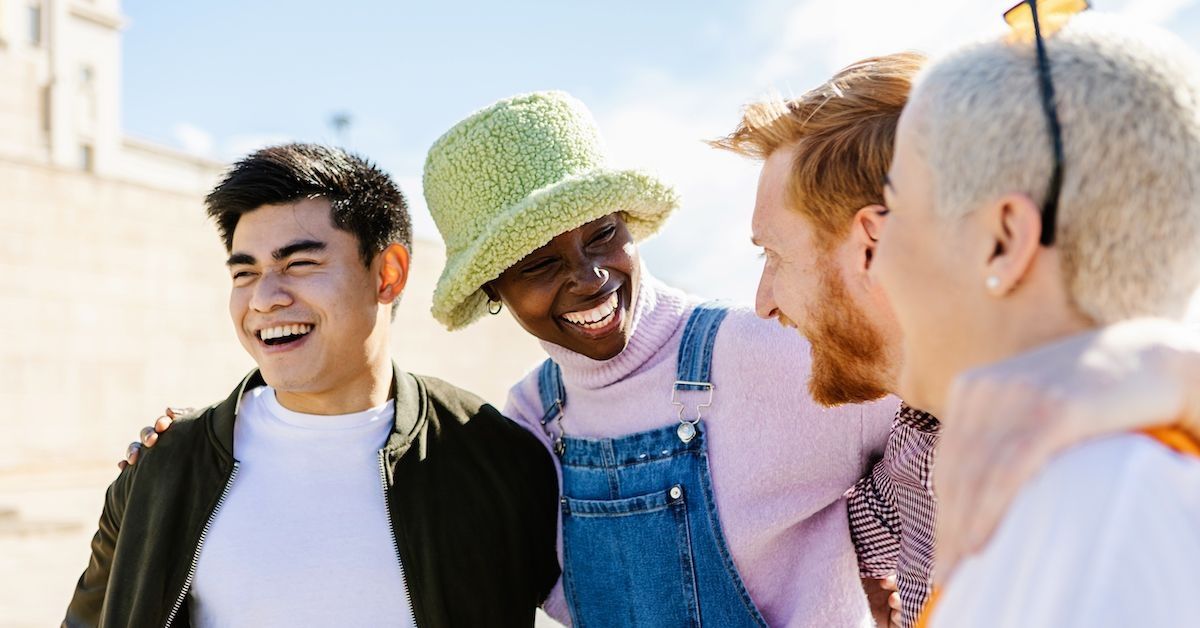groep vrienden die aan het lachen zijn samen