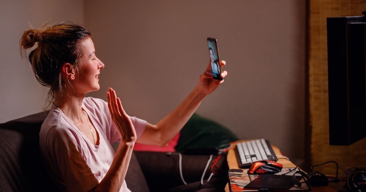 een vrouw die een live gesprek heeft met haar tandarts van impress