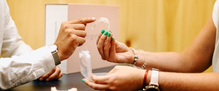 Paziente valuta un trattamento ortodontico con allineatori invisibili