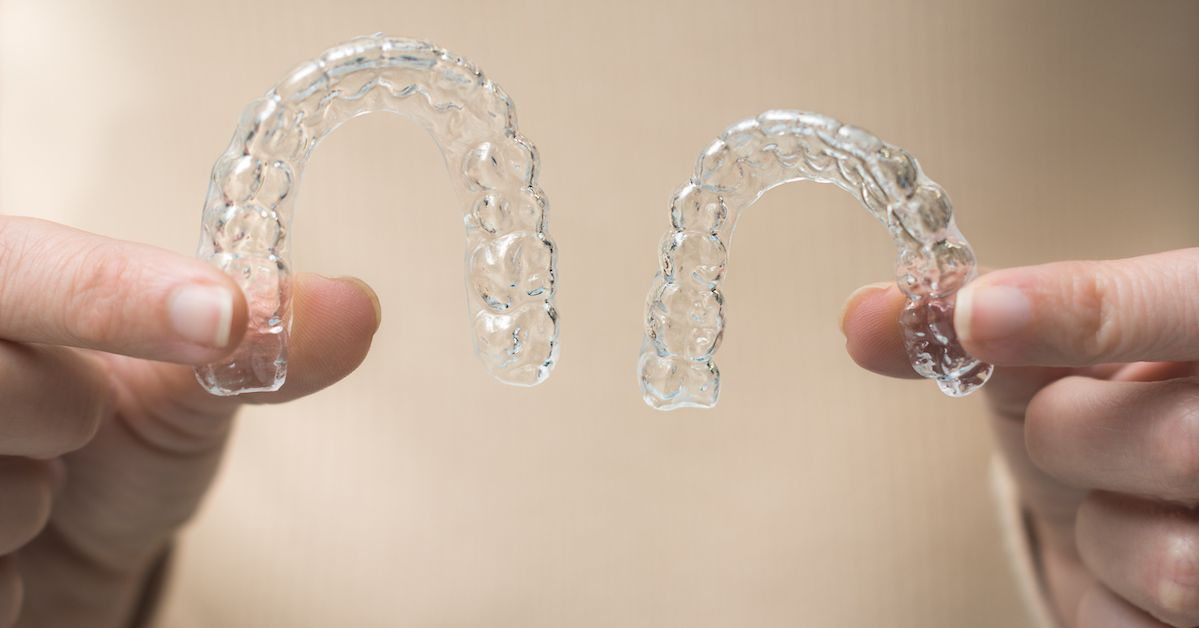 eine herausnehmbare Zahnschiene neben einem herausnehmbaren Retainer für die Nacht