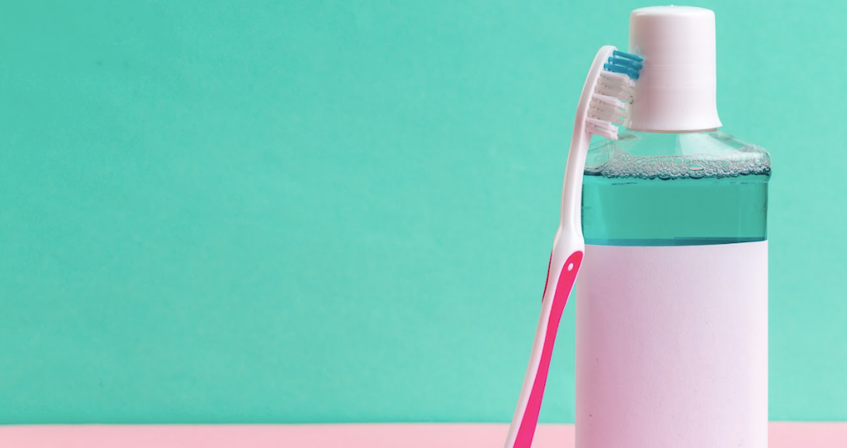 Zahnbürste mit Mundspülung