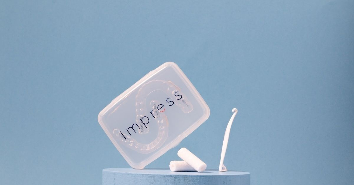 Chewies von Impress neben der Aligner Box mit unsichtbaren Zahnschienen&nbsp;
