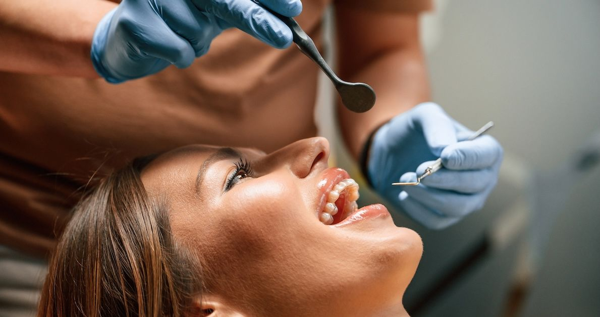 Frau wird vom Zahnarzt behandelt