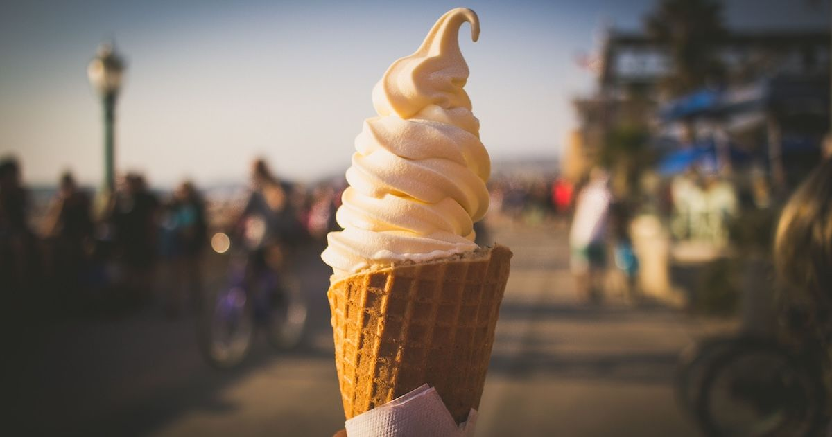 ein Vanille Softeis in der Waffel am Strand.