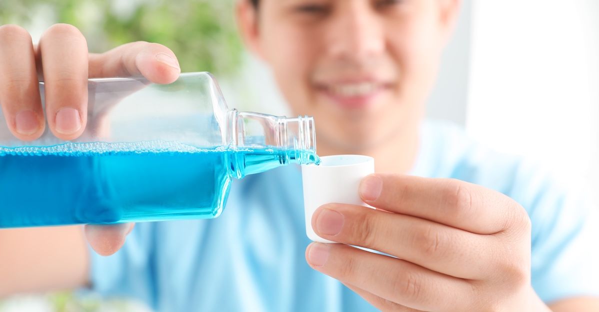 Een man die zijn mondwater ingeschenkt