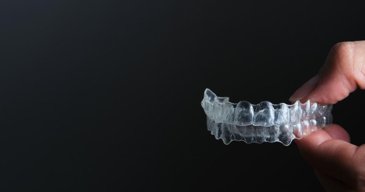 retainer met zwarte achtergrond