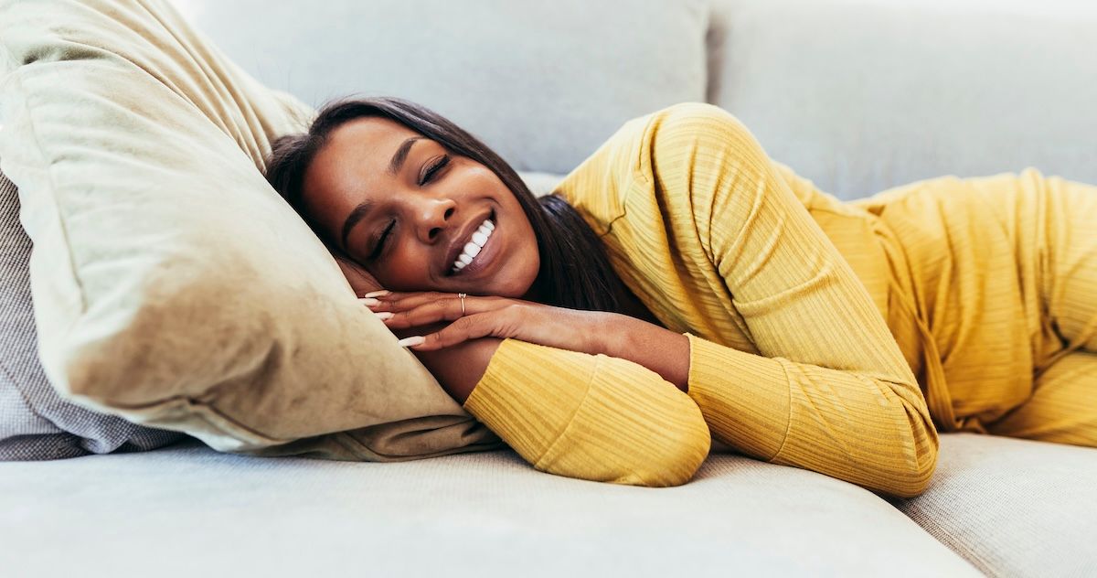 Een vrouw die lachend slaapt met haar nachtbeugel van Impress