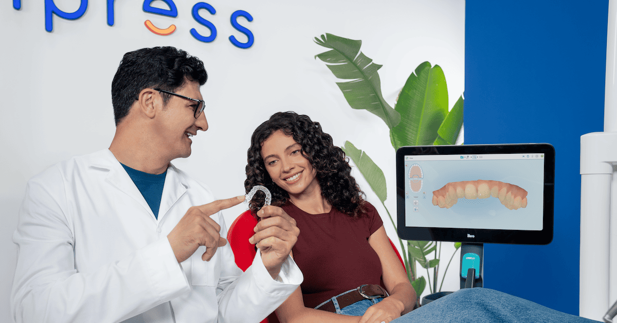 Tandarts die de patiënt de aligners laat zien na de 3D-scan