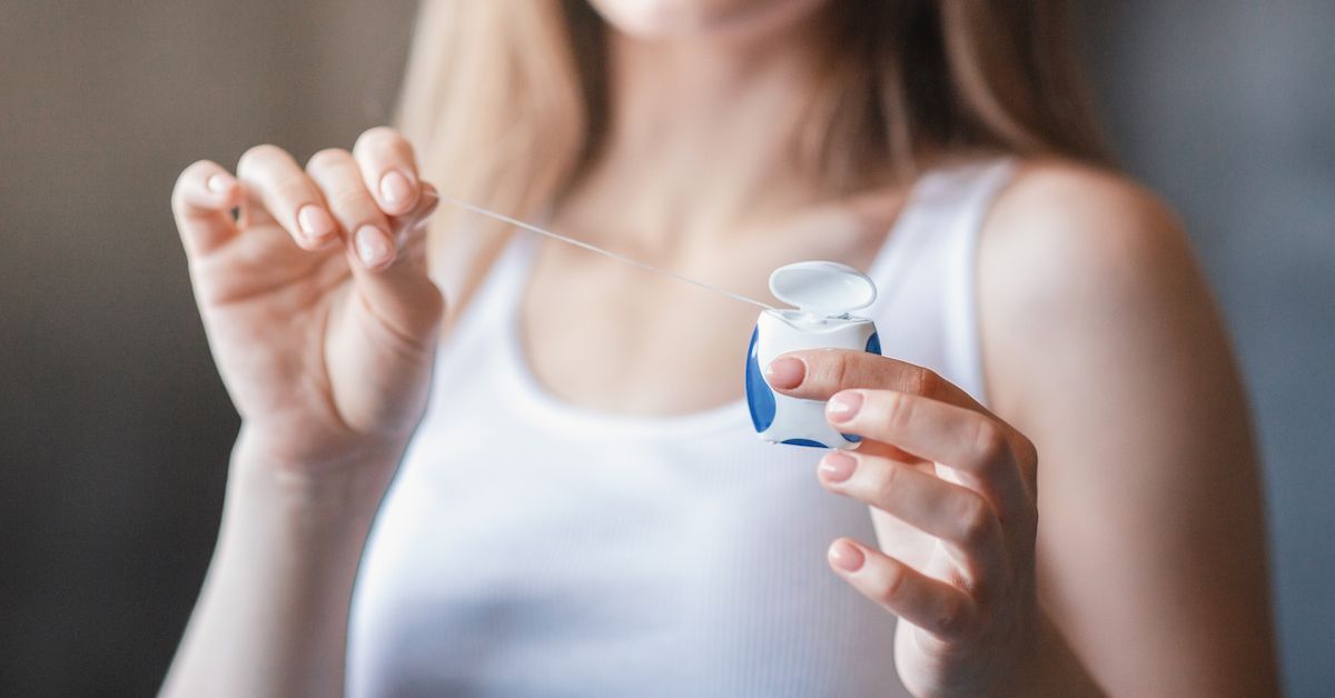 Jonge vrouw die tandflos gebruikt