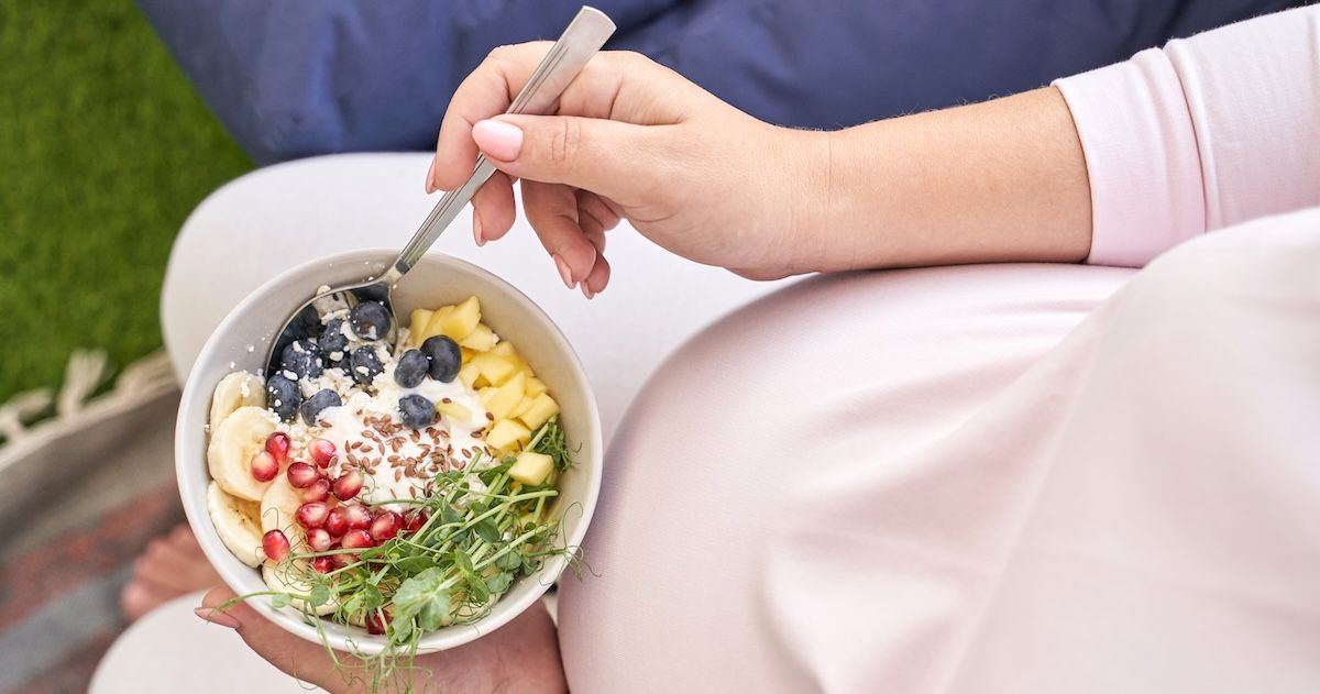 Een zwangere vrouw die gezond eet voor de baby en haar tanden