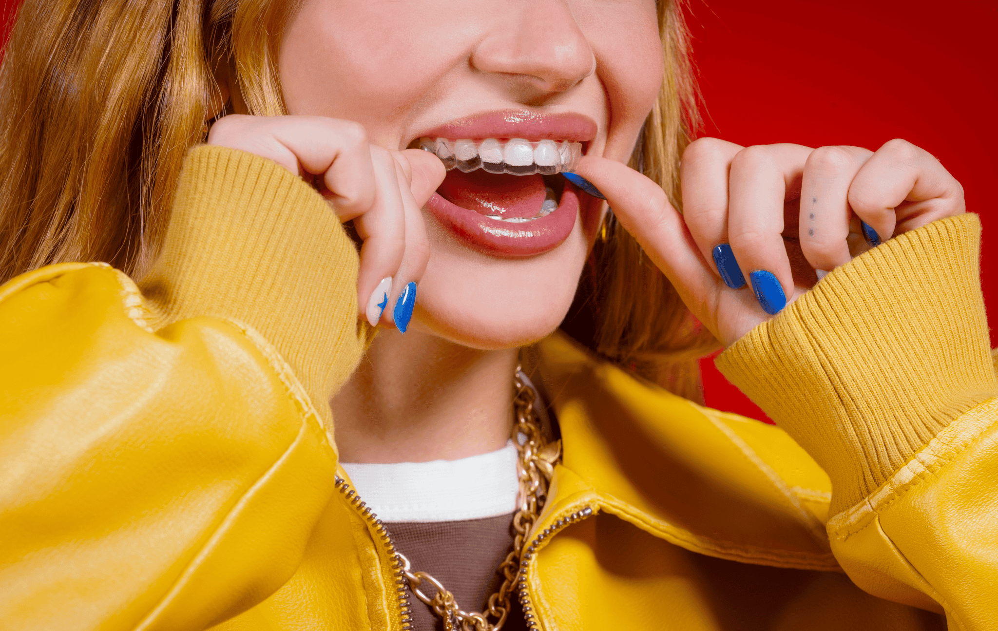Vrouw die glimlachend de Impress-aligners plaatst.