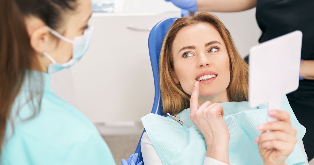 Patiënt raadpleegt specialist over zelfligerende versus traditionele beugels 