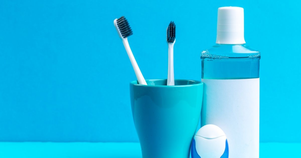 Mondawater, flos en tandenbortsel met een blauwe achtergrond